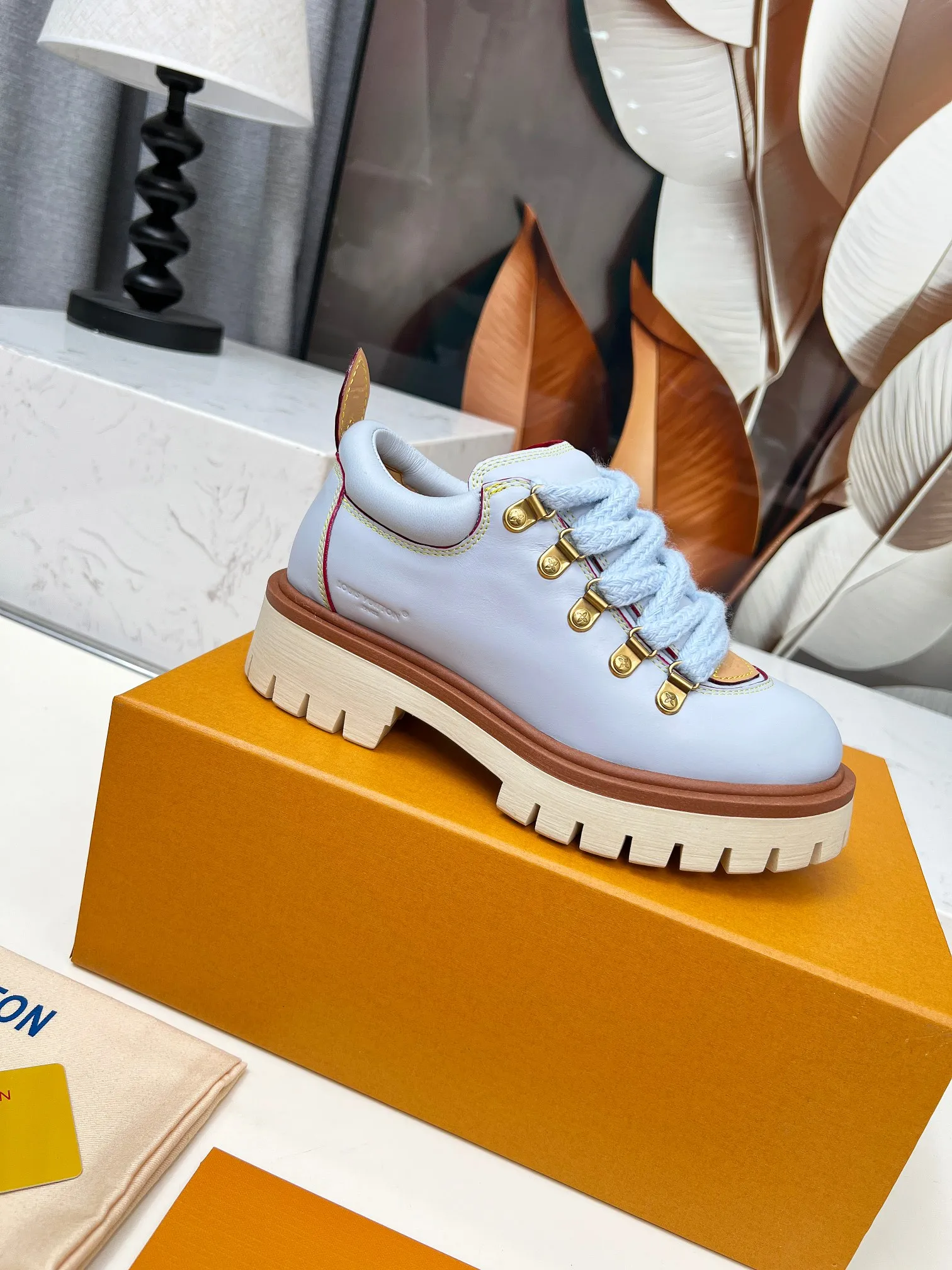 p660💰"Couple Style" LV Louis Vuitton's 2025 autumn and winter new style, developed one-to-one from the original version, retro fashionable, handsome and cool mountaineering derby shoes are now available.  Material: Imported first-layer cowhide Lining: Imported lambskin Outsole: Original molded TR non-slip outsole Sole height: 3.5cm Shoe size: Same style for men and women 35-45